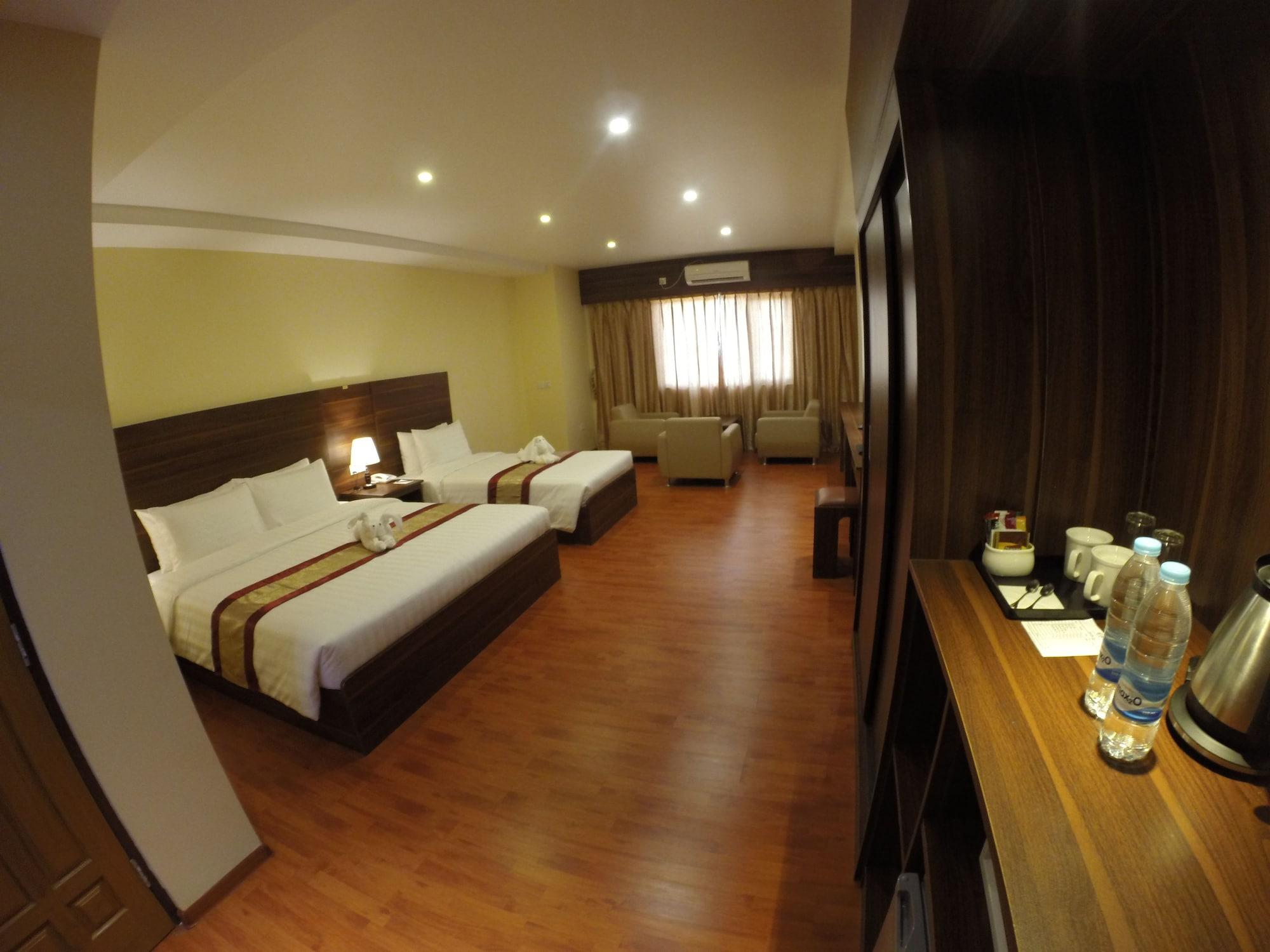 Silver Green Hotel Rangoon Buitenkant foto