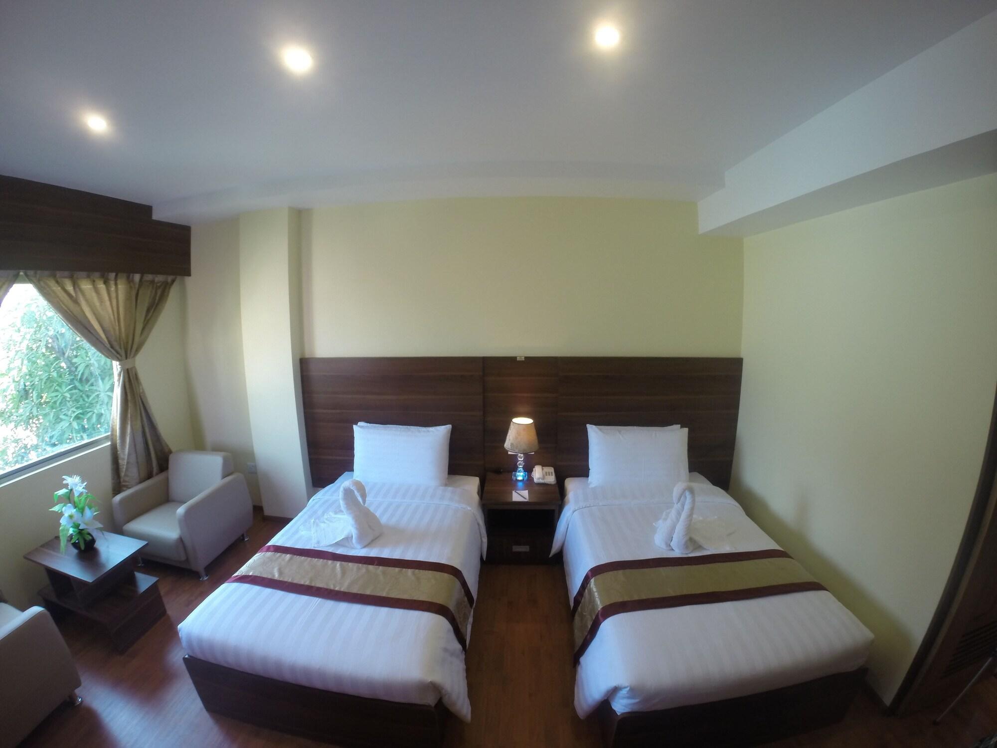 Silver Green Hotel Rangoon Buitenkant foto