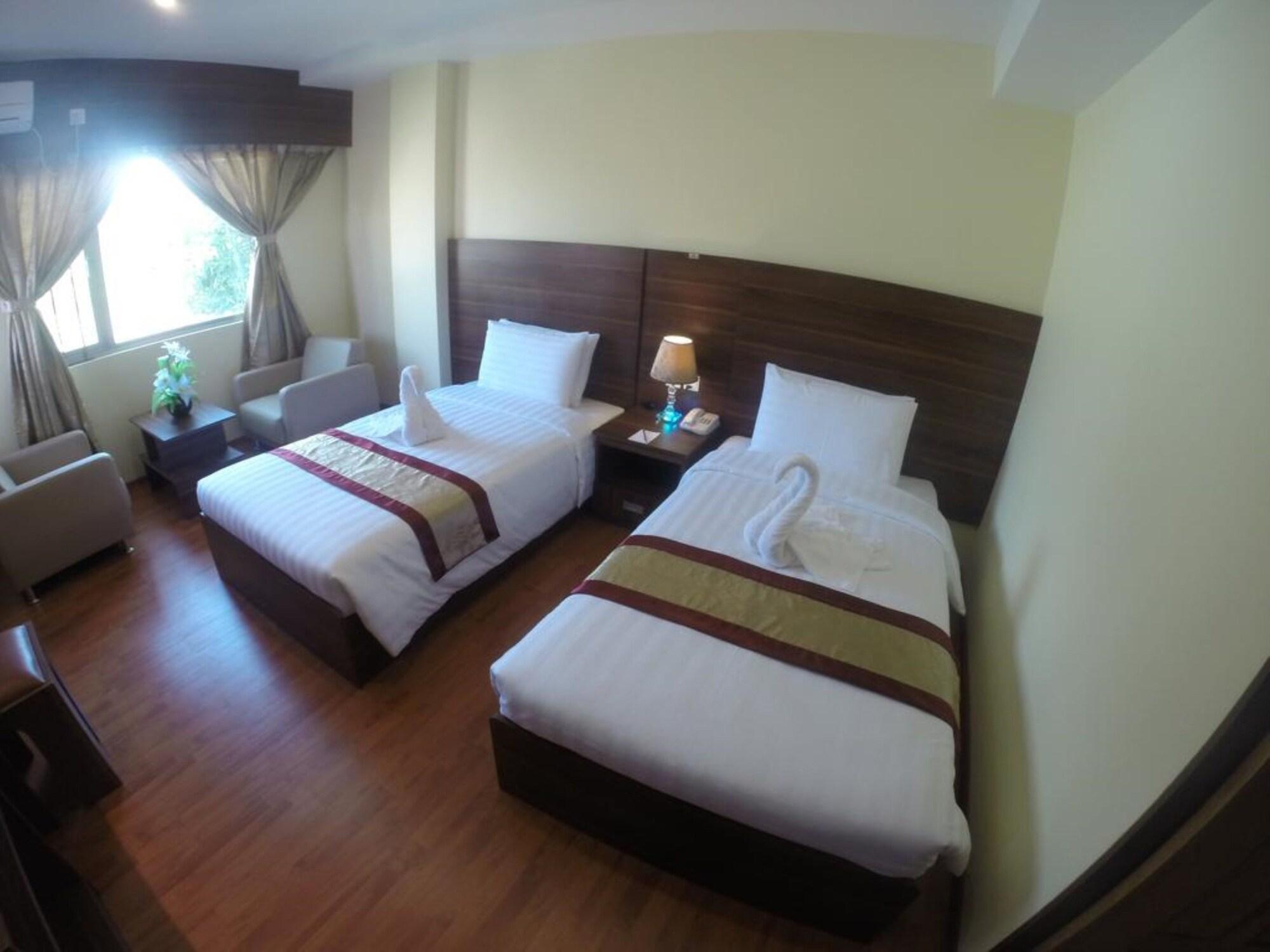 Silver Green Hotel Rangoon Buitenkant foto