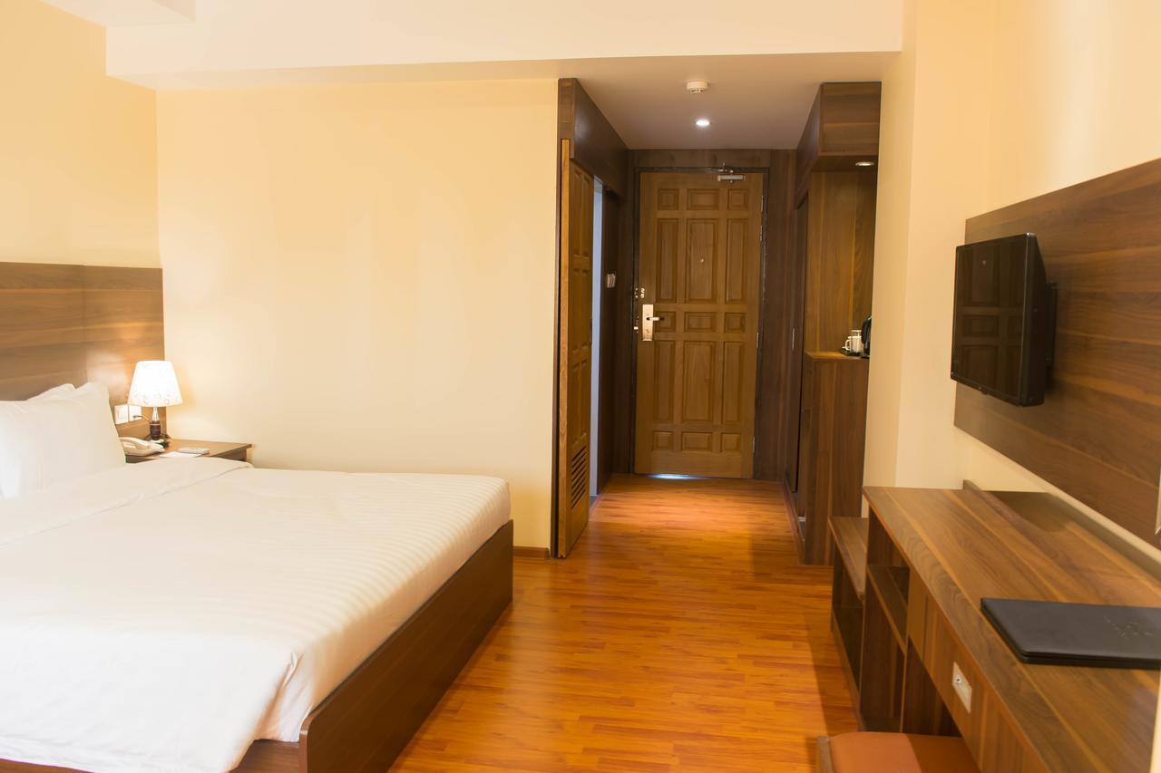 Silver Green Hotel Rangoon Buitenkant foto