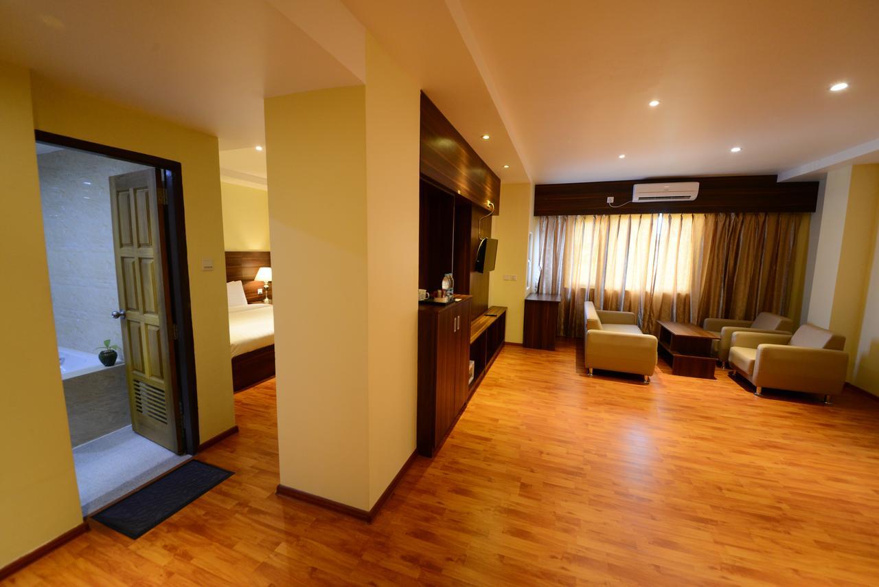 Silver Green Hotel Rangoon Buitenkant foto