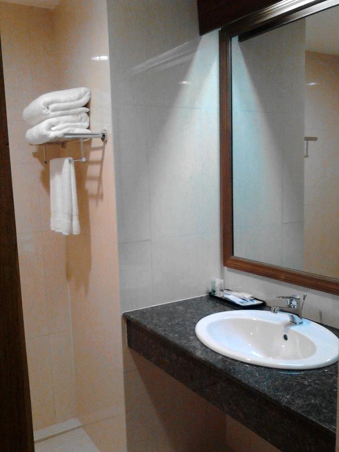 Silver Green Hotel Rangoon Buitenkant foto