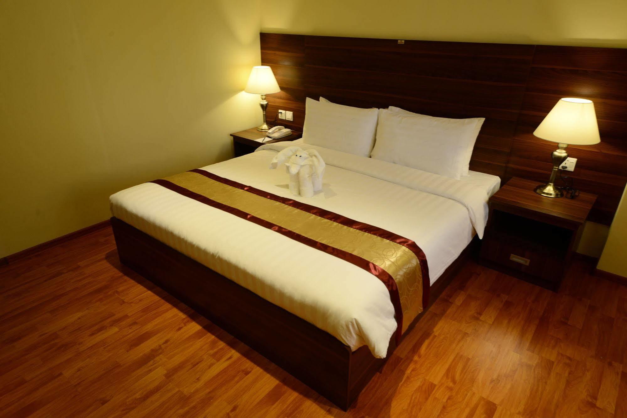 Silver Green Hotel Rangoon Buitenkant foto