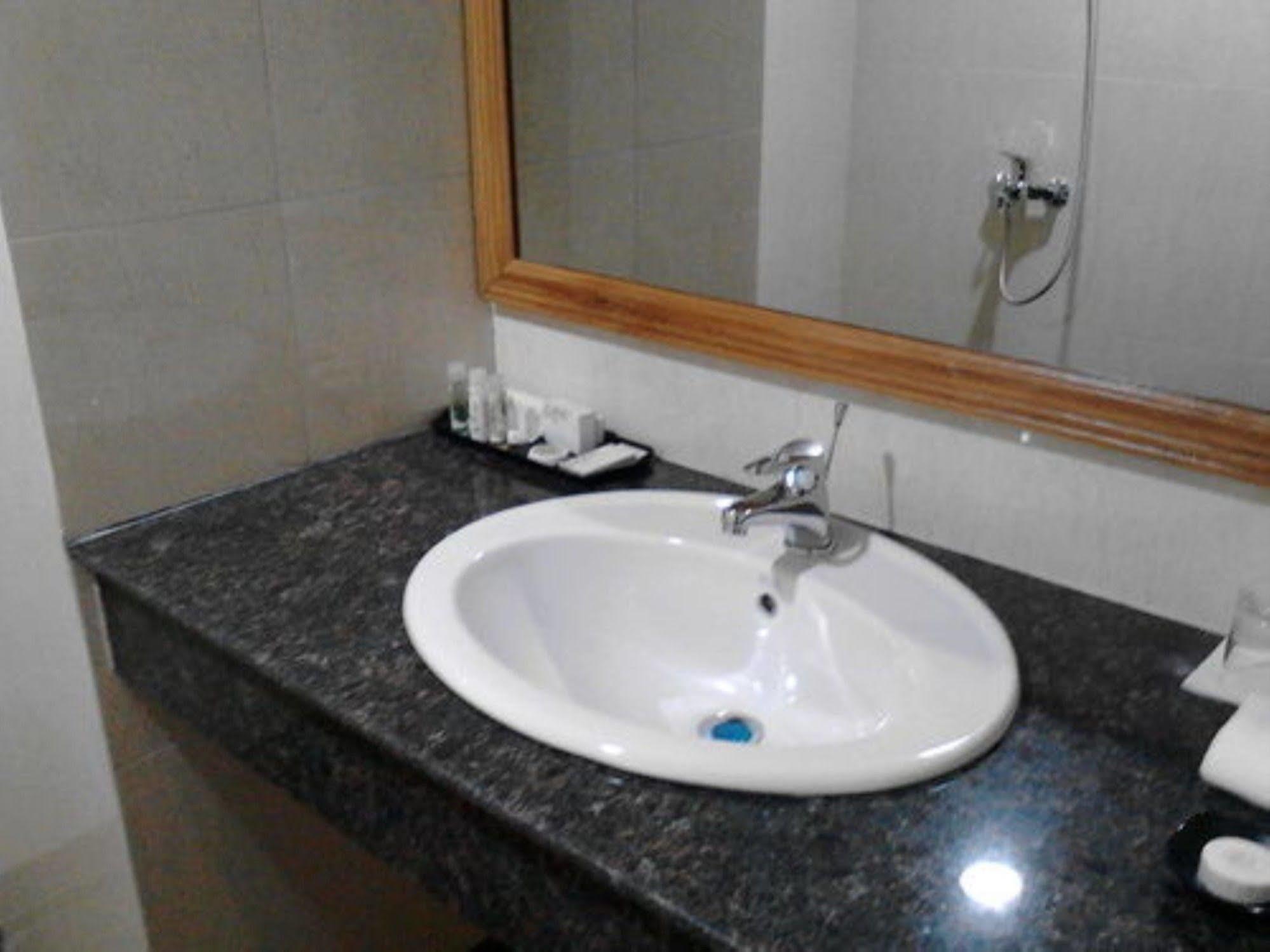 Silver Green Hotel Rangoon Buitenkant foto