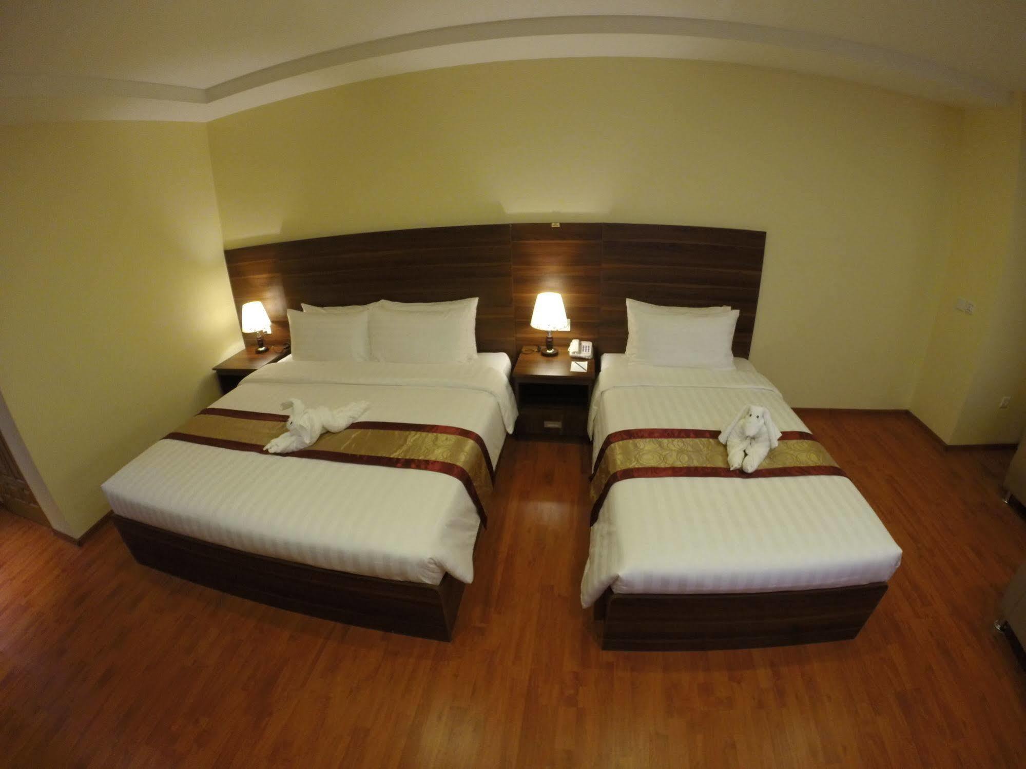 Silver Green Hotel Rangoon Buitenkant foto