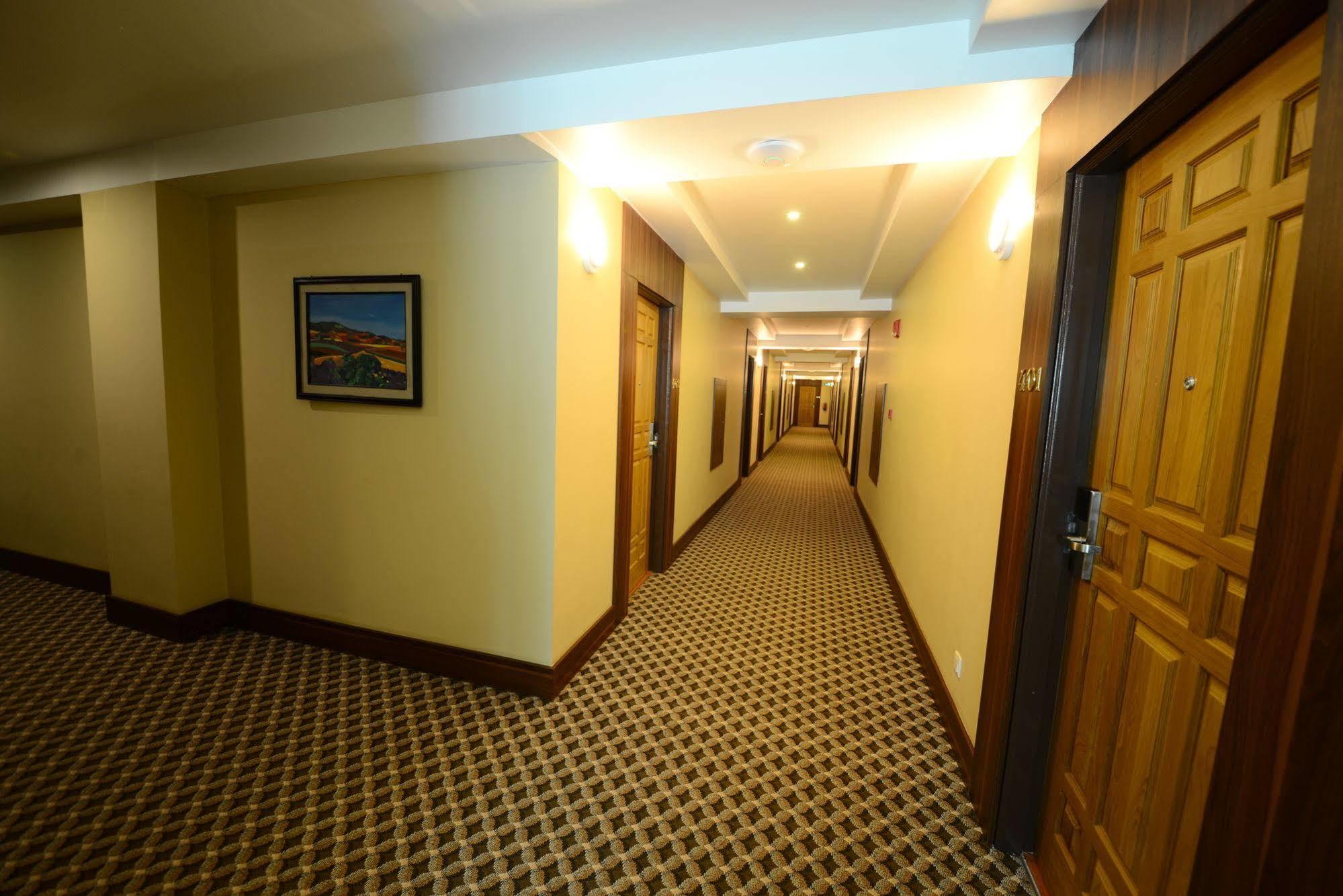 Silver Green Hotel Rangoon Buitenkant foto