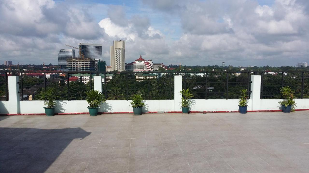 Silver Green Hotel Rangoon Buitenkant foto